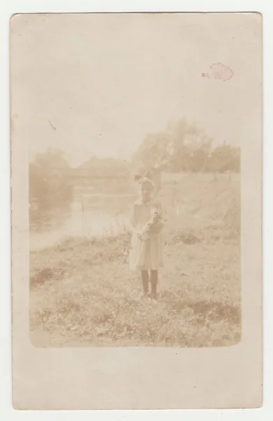 Вінтажне фото показує молоду дівчину. Фотографія виставлена, близько 1930-х років . — стокове фото