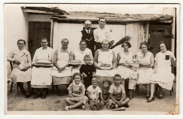 Una foto vintage muestra a la gente en el patio trasero (durante la fiesta rural), alrededor de 1920 . — Foto de Stock