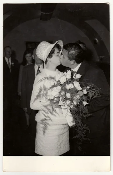 A vintage photo shows wedding photo - bridal kiss, circa 1970. — Fotografia de Stock