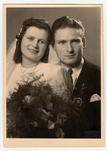 Вінтажні фотографії показують весільний портрет молодят, близько 1955 року . — стокове фото