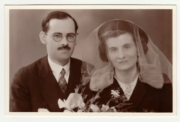 A vintage photo (with colour tint) shows wedding  portrait of newly-weds, circa 1935. — Fotografia de Stock