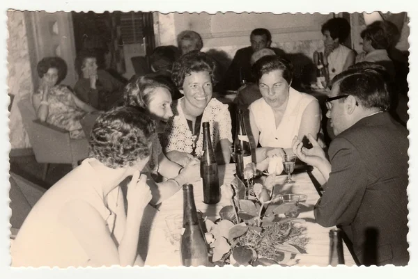 La foto mostra un gruppo di persone in un ristorante, anni 60 . — Foto Stock