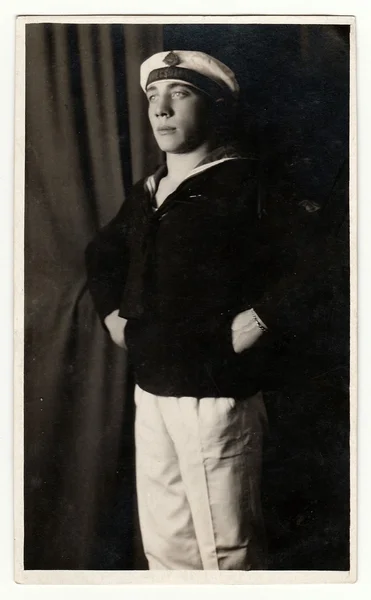 Foto ritratto vintage mostra giovane uomo in un costume marino. Ritratto di studio fotografico, circa 1930 . — Foto Stock