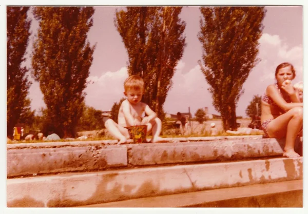 Vintage photo shows a small boy on a public swimming pool, circa 1974. — Stock fotografie