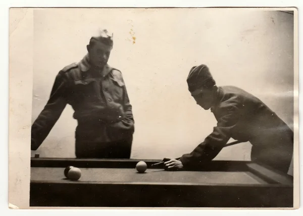 Une photo vintage montre des soldats jouer au billard, vers 1965 . — Photo