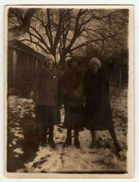 Винтажное портретное фото показывает девушек в природе, около 1930-х годов . — стоковое фото