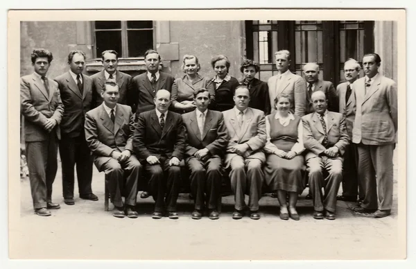 Foto vintage muestra grupo de personas en frente del edificio, alrededor de 1960 . — Foto de Stock