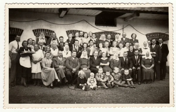 Винтажное фото показывает людей на заднем дворе (во время деревенского праздника), около 1960 года . — стоковое фото