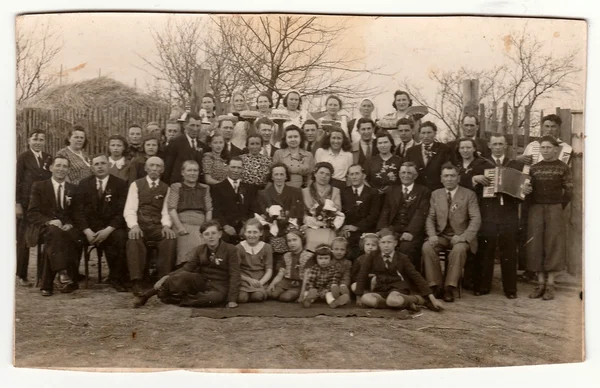 Una foto vintage muestra a la gente en el patio trasero (durante la fiesta de bodas rurales), alrededor de la década de 1950 . — Foto de Stock