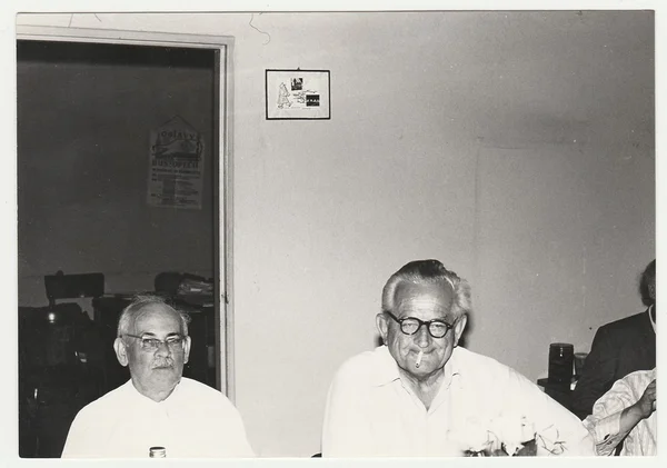 Vintage foto muestra los hombres en la oficina, alrededor de la década de 1980 . — Foto de Stock