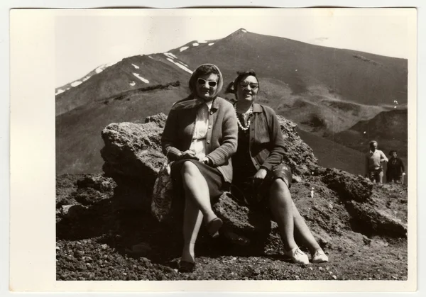 Винтажное фото показывает людей в отпуске, около 1960-х годов . — стоковое фото