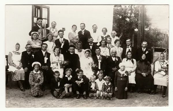 Una foto vintage muestra a la gente en el patio trasero (durante la fiesta de bodas rurales), alrededor de 1920 . —  Fotos de Stock