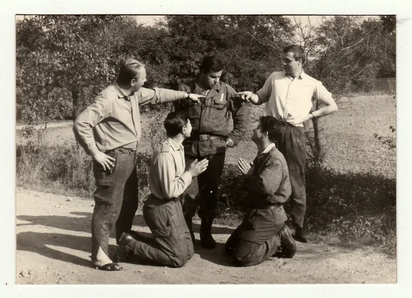 Vintage fotó mutatja katonák, közben a többi. — Stock Fotó