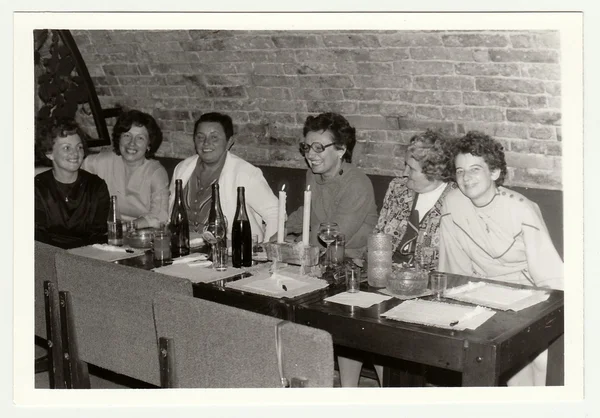 Photo vintage montrant un groupe de personnes dans un bar à vin . — Photo