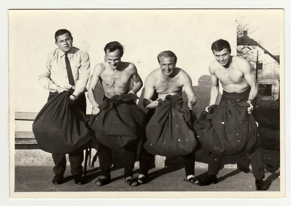 Uma foto vintage mostra soldados ansiosos para sair do exército. — Fotografia de Stock