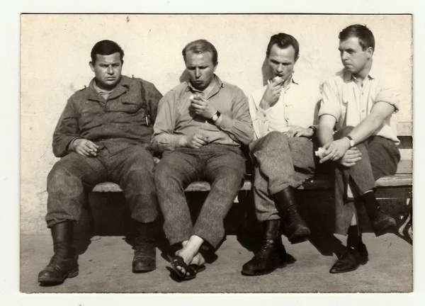 Ein Oldtimer-Foto zeigt Soldaten bei einer Rast. — Stockfoto