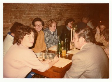 Vintage Fotoğraf bir grup insan bir şarap barı gösterir..