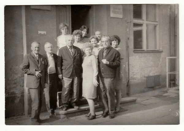 Vintage fotoğraf grup bina önünde insan gösterir. — Stok fotoğraf