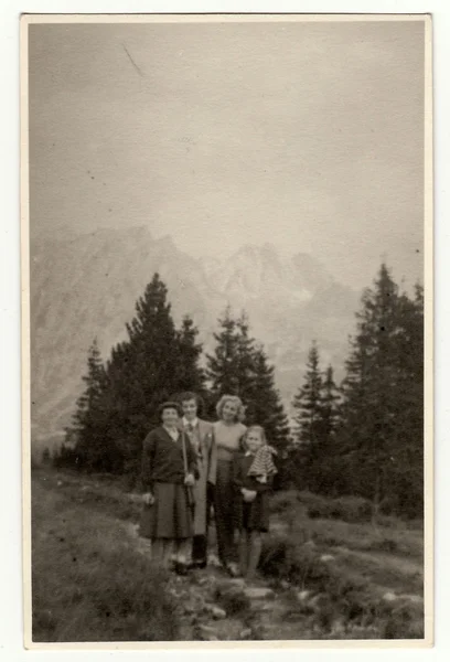 Vintage foto muestra a la gente de vacaciones en la montaña . —  Fotos de Stock
