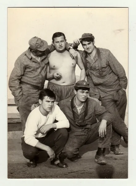Uma foto vintage mostra soldados durante um descanso. — Fotografia de Stock