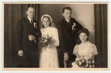 Yeni evliler (iki çiftler Vintage Fotoğraf)