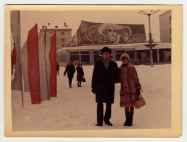 Vintage Fotoğraf birkaç pozlar sokakta kışın gösterir.