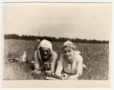 Vintage Fotoğraf marrital birkaç tane bir dinlenme çayır üzerinde gösterir