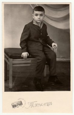 Küçük bir çocuk Vintage studio fotoğraf gösterir.