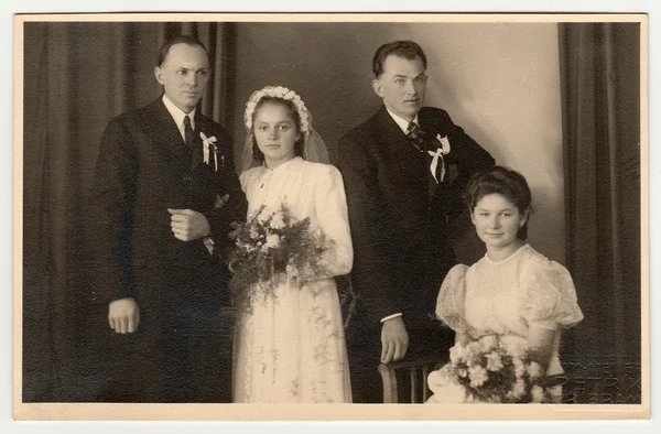 Foto vintage di sposi (due coppie ) — Foto Stock