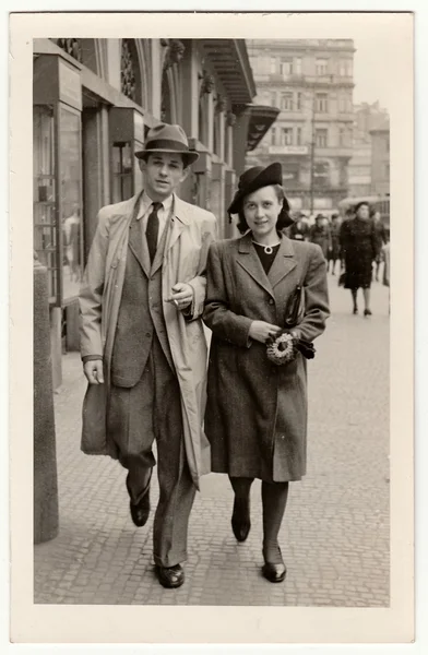 Vintage photo shows a young couple walks along the street. — Stock Photo, Image