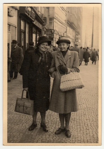 Vintage foto mostra mulheres ir ao longo da rua . — Fotografia de Stock