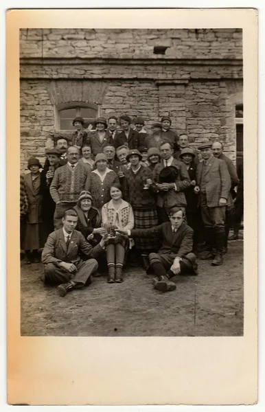 Vintage photo shows people in front of stone built house. — Stock Photo, Image