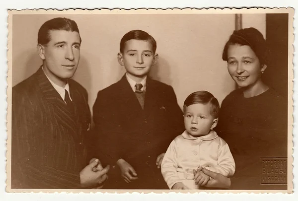 Vintage fotó mutatja a családi portré. — Stock Fotó