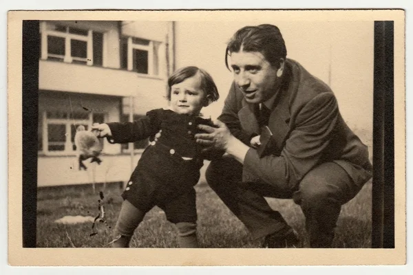 Vintage fotó mutatja apa-gyermek és plüss játék (kitömött állatok). — Stock Fotó