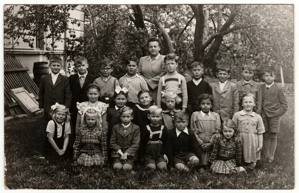 Foto vintage mostra colegas de classe (cerca de 10 anos) com professor — Fotografia de Stock