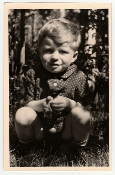 Vintage foto muestra un niño pequeño . —  Fotos de Stock