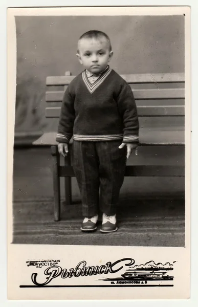 Vintage estúdio foto de um menino pequeno . — Fotografia de Stock