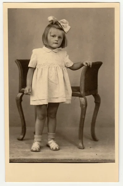 Vintage Fotoğraf şerit ile küçük bir kız saç üzerinde gösterir.. — Stok fotoğraf