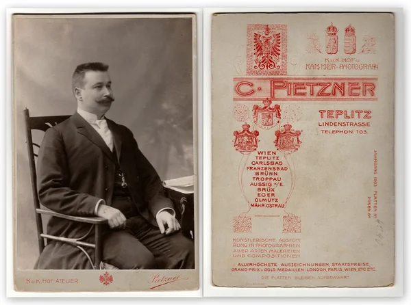 Historických fotografií ukazuje, že muž sedí na židli. Přední a zadní části historických fotografií. — Stock fotografie