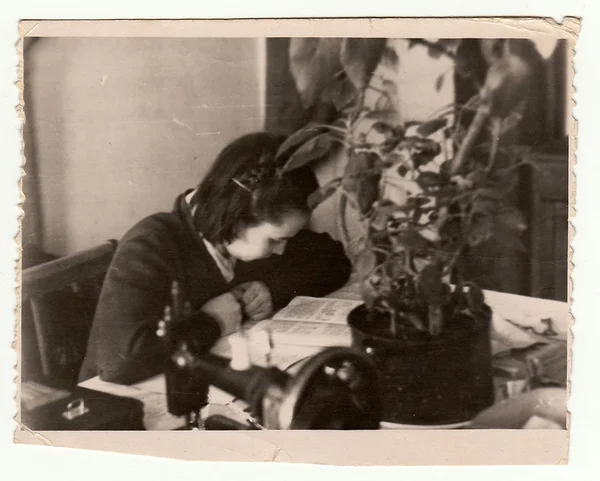 Foto vintage mostra menina lê o livro . — Fotografia de Stock