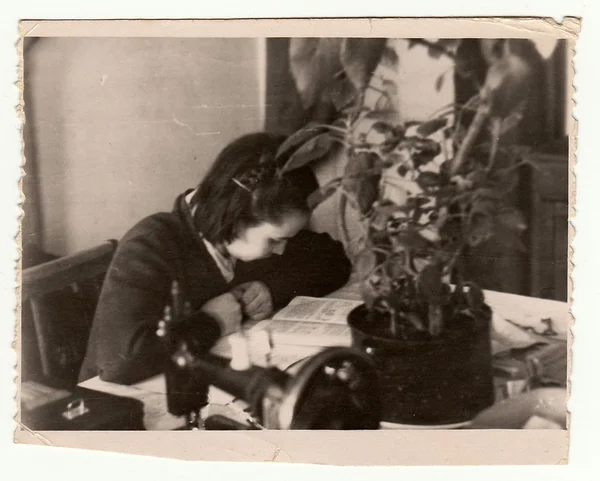 Vintage Fotoğraf kız kitap okur gösterir.