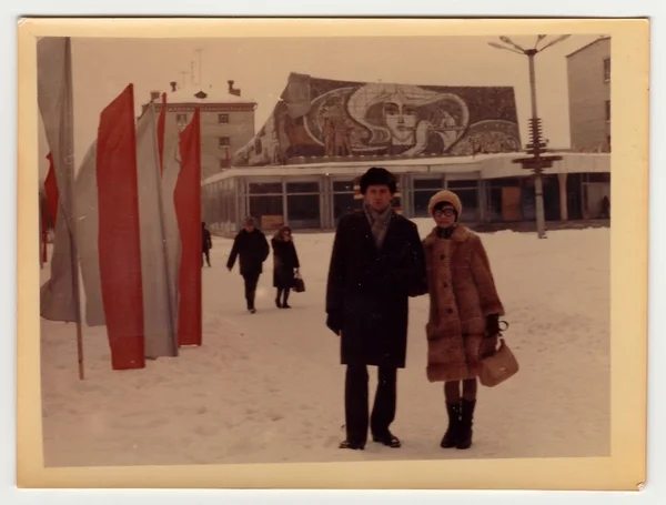 Vintage foto mostra una coppia posa sulla strada in inverno . — Foto Stock