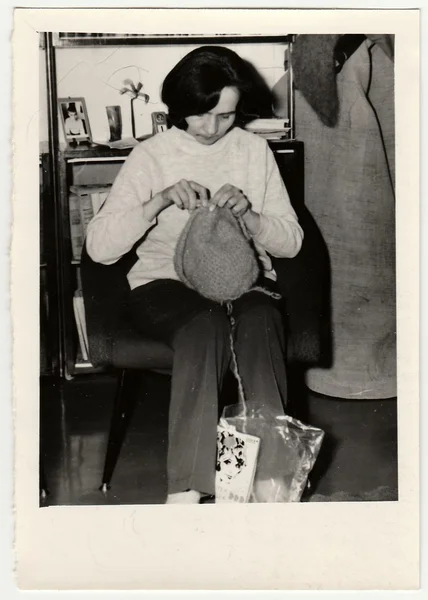 Photo vintage montre femme tricote une casquette . — Photo