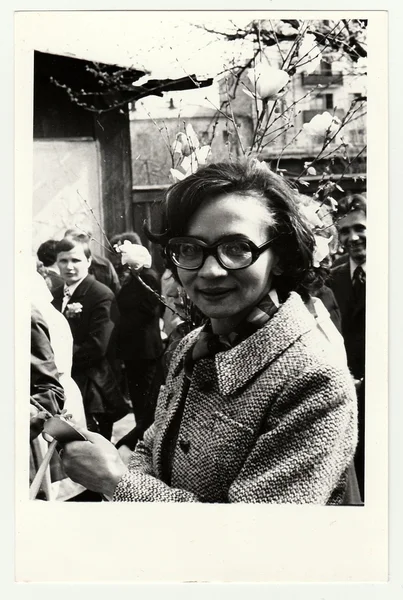 Fotografie vintage arată o femeie sărbătorește Ziua de Mai (Ziua Internațională a Muncitorilor ). — Fotografie, imagine de stoc