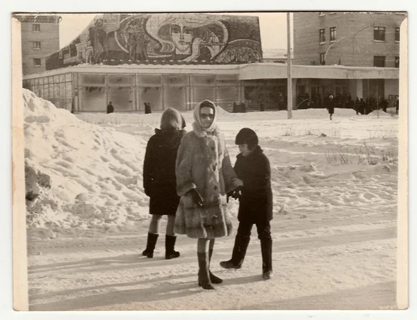 Vintage photo shows  girl poses on street in winter. — Stock Photo, Image