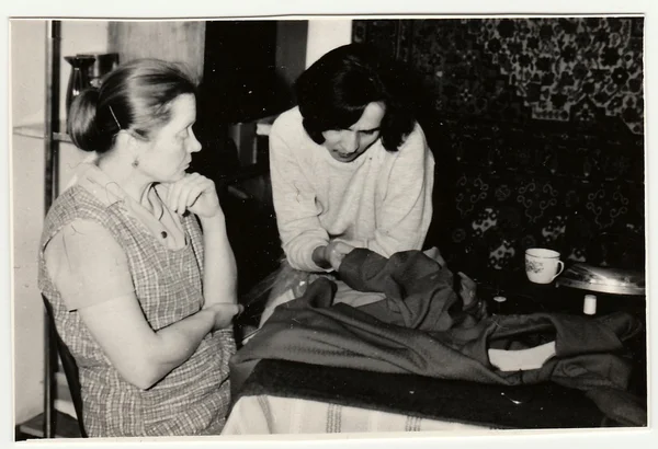 老式照片显示妇女准备缝一件衣服. — 图库照片
