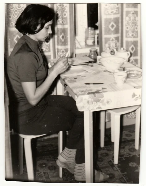 Вінтажні фото показує жінка сидить за столом . — стокове фото