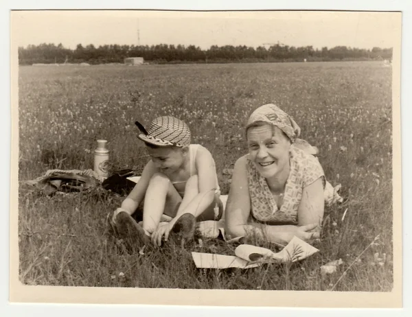 Ročník fotografické výstavy a matka se synem si odpočinout na louce — Stock fotografie