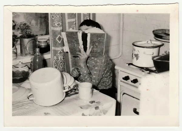 Küçük bir çocuk tarafından kitap yüzünü kapsar Vintage Fotoğraf gösterir.
