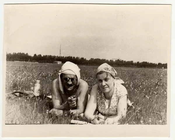 Photo vintage montre un couple marrital se reposer sur la prairie — Photo